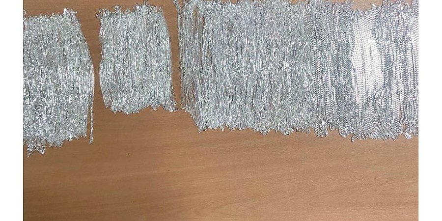 Два белоруса пытались ввезти из Польши спрятанные в обуви более 600 серебряных цепочек