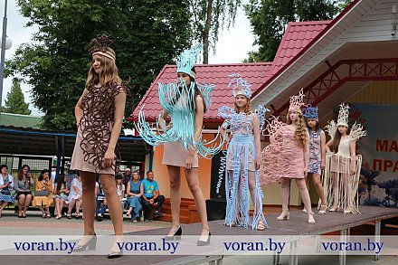 Первый выпуск Вороновского отделения Национальной школы красоты с отчетным показом выступил на Дне Независимости в Вороново
