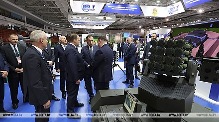 Головченко ознакомился с разработками отечественного и зарубежных ВПК на MILEX