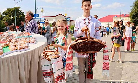 В Свислочи состоялась торжественная церемония открытия второго каравай-феста «Бацькава булка»