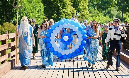 Чемпионат по болотному футболу и плавание на чем попало. Августовский канал приглашает на «Праздник моря»