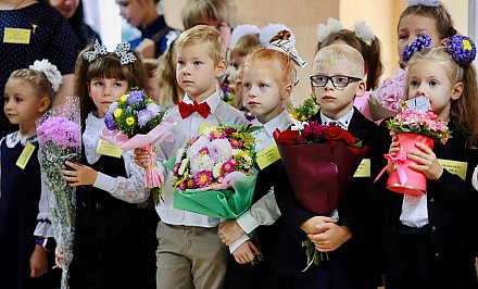 Председатель облисполкома Владимир Караник поздравил учащихся СШ №16 и студентов-медиков с началом нового учебного года