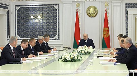 "Если кто-то хочет диалога, пожалуйста" - Александр Лукашенко готов вести диалог с трудовыми и студенческими коллективами