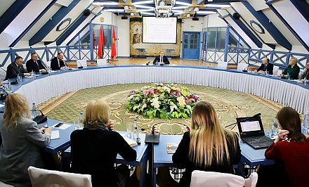 В Мирском замке прошла пресс-конференция с председателем облисполкома Владимиром Караником