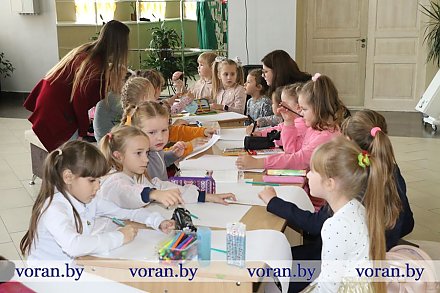 Я рисую папу… Сегодня в Вороновском районном центре культуры и народного творчества прошел пленэр-выставка «Мой папа — мой герой».