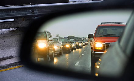 С 25 августа водители должны включать ближний свет фар