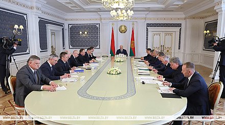 "Упирайтесь и работайте!" Александр Лукашенко на совещании с руководством Совмина обозначил генеральную линию