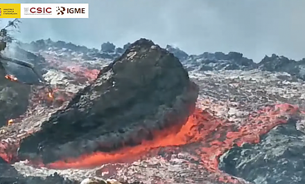 Ужасающая сила природы: посмотрите, как лава на острове Ла Пальма несет огромные обломки горной породы