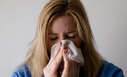 Почему возникает боль в области переносицы: врач назвал распространенные причины