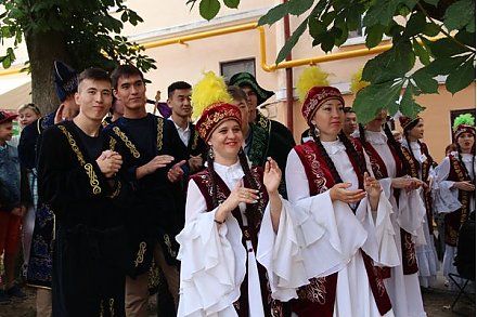 Гран-при фестиваля – хрустальный семицветик – у казахского подворья