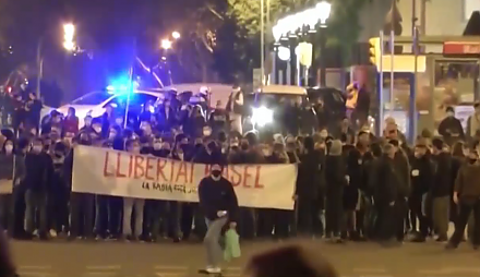 Барселона в огне: протестующие забросали полицию камнями, бутылками и файерами (видео)