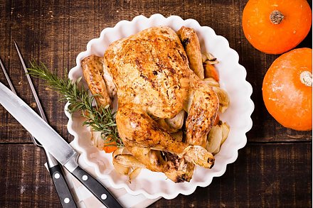 К новогоднему столу: советы, как приготовить сочную и хрустящую курицу в духовке