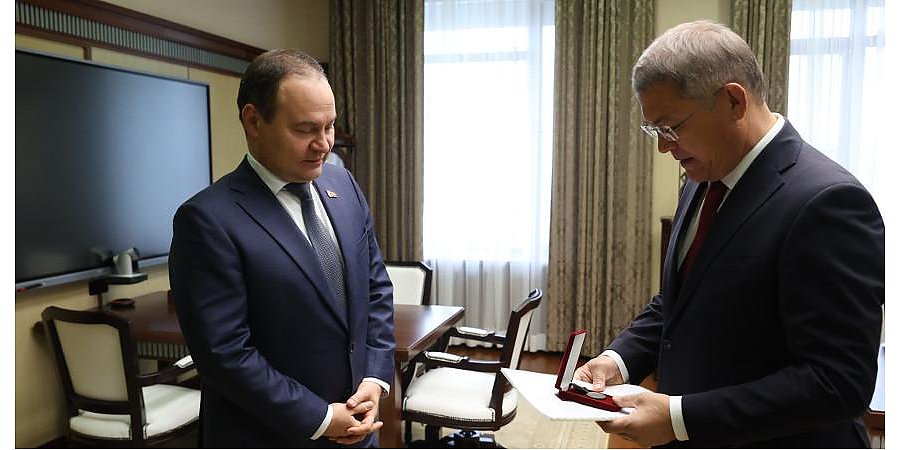 Роман Головченко передал главе Башкортостана медаль "За отвагу" Петра Фокина