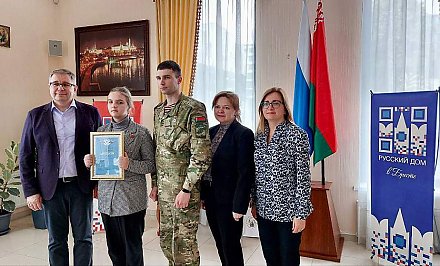 Девочка с несгибаемой волей. Незрячей пианистке из Гродно вручили нагрудный знак «Горячее сердце»