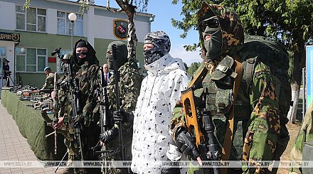 Лукашенко посещает 5-ю бригаду спецназначения в Марьиной Горке