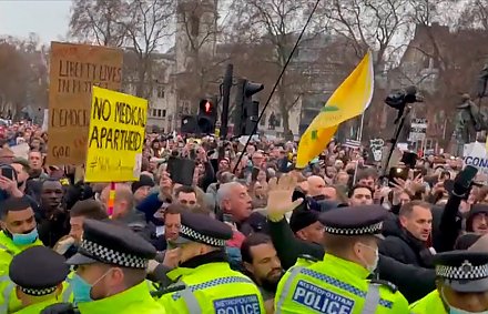 Протесты против коронавирусных ограничений вылились в столкновения с полицией в Лондоне