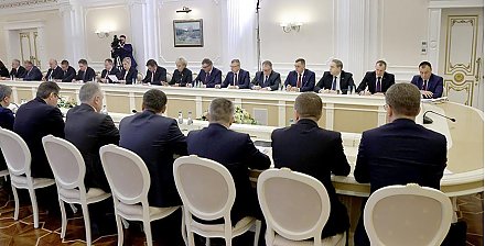 Александр Лукашенко поручил журналистам встряхнуть КГК и правительство по вопросу зарплат "великих" деятелей в торговле