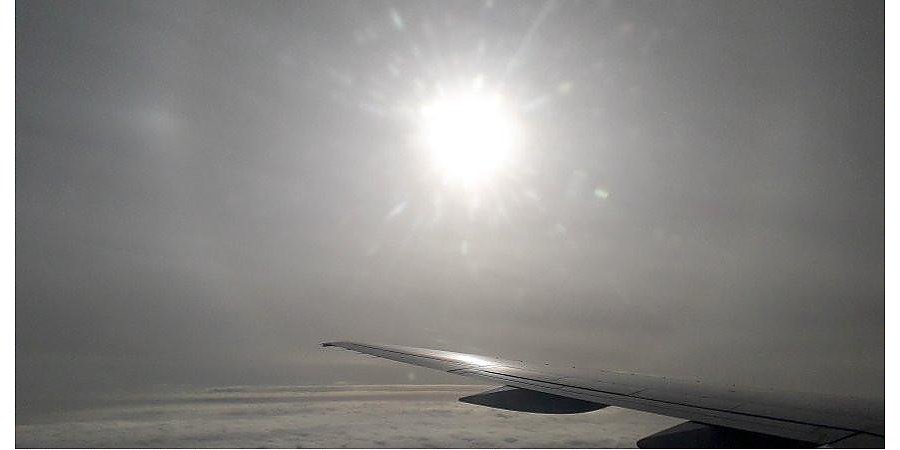 В Киеве около здания Верховной рады проходит акция за возобновление авиасообщения с Беларусью