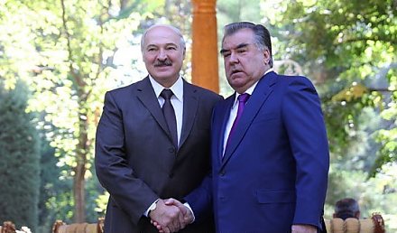 Александр Лукашенко в Душанбе принимает участие в саммите СНГ