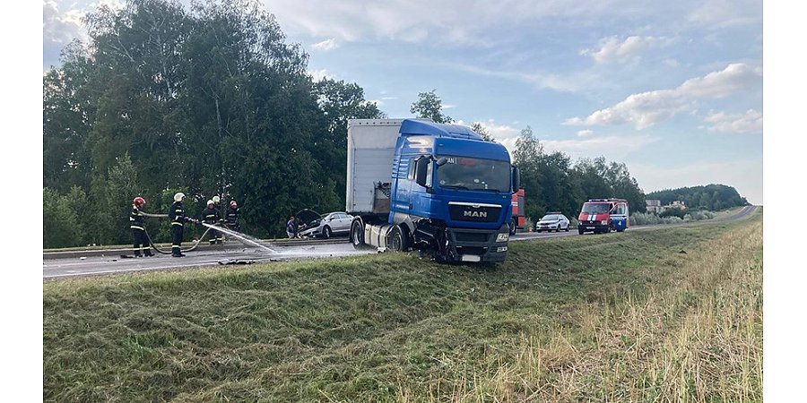 В Волковысском районе водитель уснул за рулем и въехал в фуру: пострадала пассажир