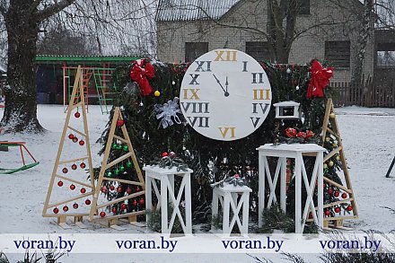 Сканди, ретро, этно… Школы и детские сады Вороновщины украшаются к Новому году