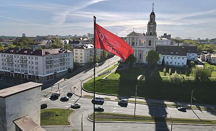 Знамя Победы подняли над драматическим театром в Гродно