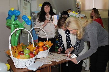 Апельсины, селфи и открытки: профсоюзы Гродненщины поздравили мам с праздником
