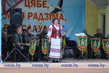 «Под мирным небом Беларуси». Концерт и игровая детская программа собрала жителей Вороново в городском парке (Фото, Видео)