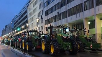 Фермеры на тракторах снова блокируют Брюссель, полиция применила слезоточивый газ и водометы