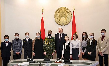 Паспорт из рук губернатора и экскурсия в его рабочий кабинет. В День Конституции юных гродненцев пригласили на торжественный прием в облисполком