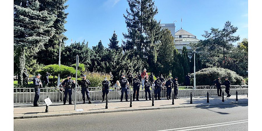 В Польше проходит акция протеста против установки колючей проволоки на границе