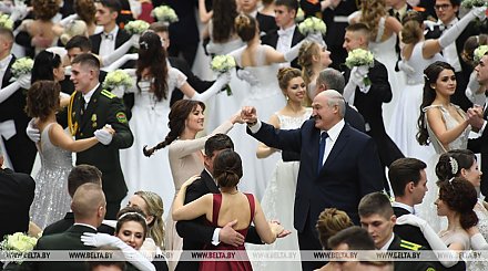 В изысканной атмосфере и с участием Президента - во Дворце Независимости проходит первый Венский бал