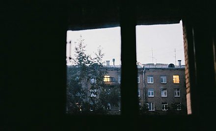 В Вороновском районе пьяная школьница выпала из окна. Следователи проводят проверку