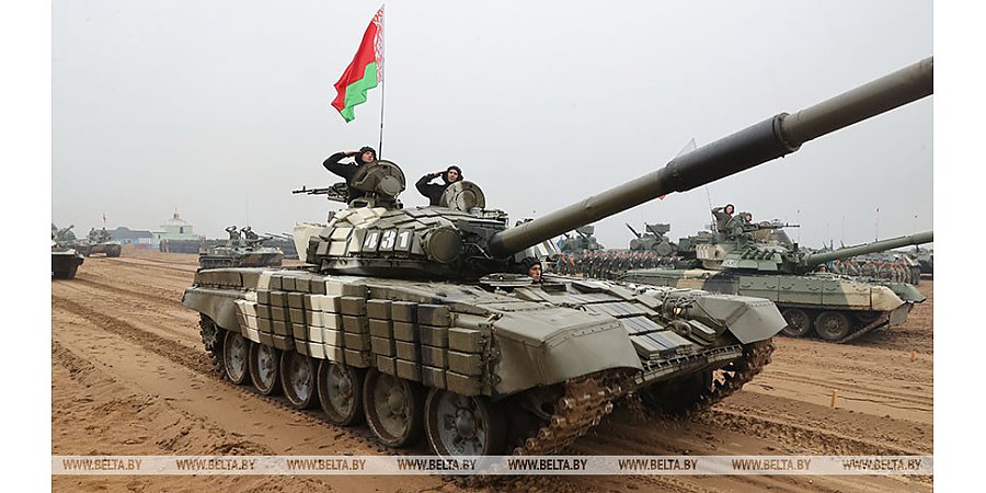 От бронетранспортеров до роботов и ракетного вооружения. Александр Лукашенко раскрыл подробности оснащения войск