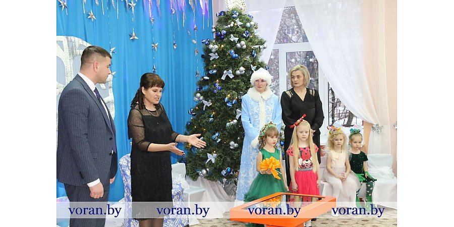 Лучшее — детям. С какими подарками пришел Дед Мороз в детский сад №4 г.п. Вороново?