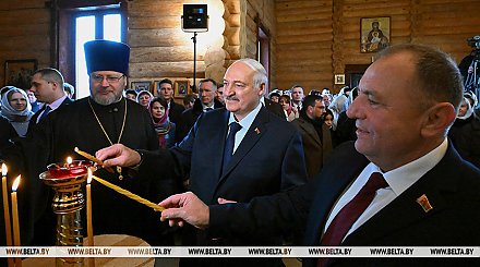 Александр Лукашенко зажег пасхальную свечу в одном из деревенских храмов