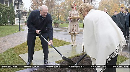 Лукашенко принял участие в посадке Дерева мира и устойчивого развития в честь 70-летия ООН
