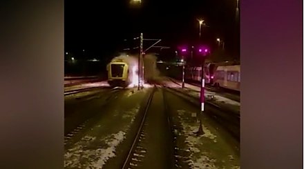 Пожарные в Германии догоняли горящий поезд, чтобы потушить огонь