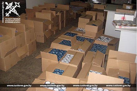 При пересечении литовско-белорусской границы российский перевозчик припрятал 800 кг никотиновых паучей в перемещаемой партии рыбных консерв