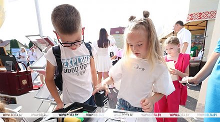 Добрые книги, кофе из желудей, автографы звезд. Чем запомнился День письменности в Лиде