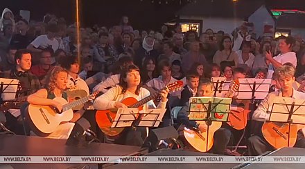 Рекорд поставлен. Более 500 гитаристов исполнили "Городские цветы" на фестивале в Гомеле