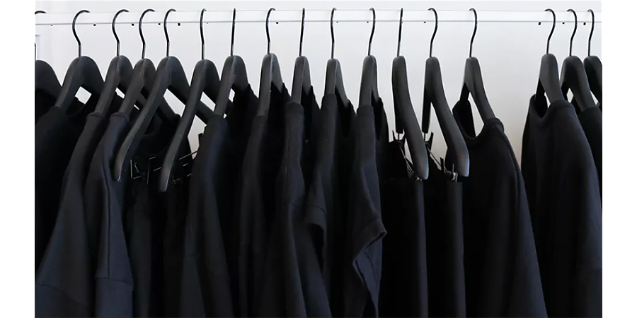 В Таиланде возник дефицит черной одежды из-за траура по королеве Сирикит