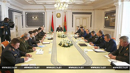 "Действовать по законам и Конституции" - Лукашенко подчеркивает важность сохранения мира и спокойной жизни в Беларуси