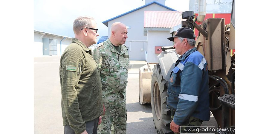 Юрий Караев и Константин Бурак ознакомились с ходом уборочной кампании в Щучинском районе