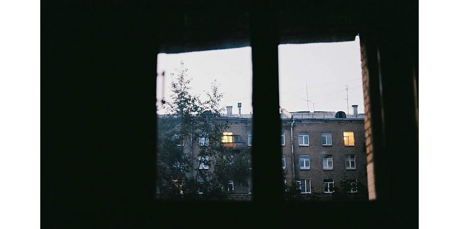 В Вороновском районе пьяная школьница выпала из окна. Следователи проводят проверку