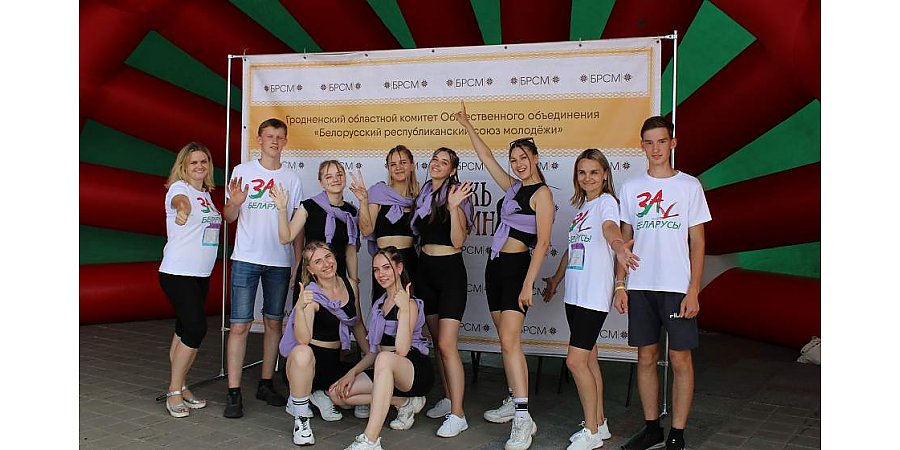 Арт-парад по улицам Витебска, народная зарядка, конкурсы талантов. Гродненские активисты БРСМ принимают участие в Днях молодежи на «Славянском базаре»
