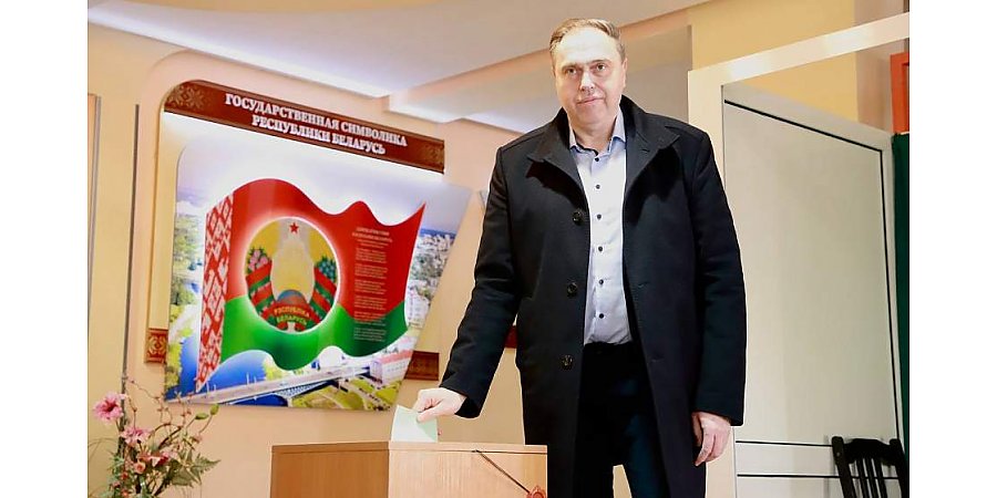 Председатель облисполкома Владимир Караник и помощник Президента – инспектор по Гродненской области Юрий Караев проголосовали на участке для голосования №6