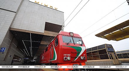 Это "книжный ход" к читателям. Более 50 звездных писателей сошли с особого поезда в Минске