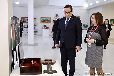 «Экспозиция показывает, как много было сделано за 30 лет суверенной Беларуси». Владимир Перцов посетил выставку подарков Президенту Республики Беларусь от трудовых коллективов