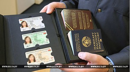 После введения биометрических документов у белорусов может появиться возможность иметь два паспорта